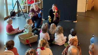 Mit viel Feingefühl und Improvisationstalent entführten Anna Katharina Reiter und Karin Pflaum-Völkl (von rechts nach links, sowie Renate Faltenbacher, nicht abgebildet) auch die jüngsten Kinder des Kinderhauses Weltentdecker in Kasperls Faschingsabenteuer. (Bild: Karl Schwägerl)