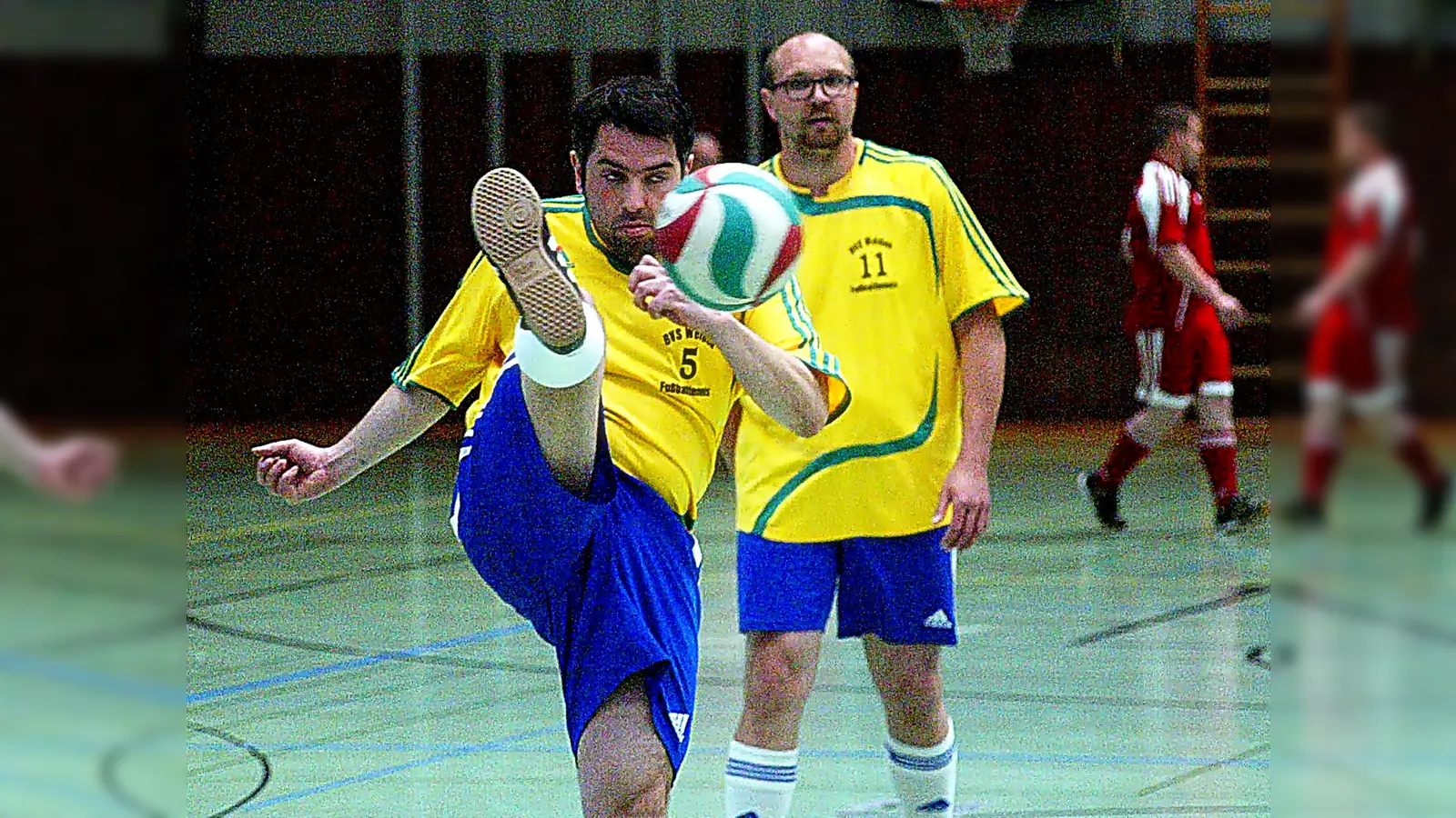 <br>Eine Spielszene aus dem Training des BVS-Teams im Fußballtennis. (Bild: Reinhard Kreuzer)