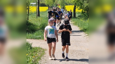 Rund 100 Teilnehmer absolvierten die ca. 11 Kilometer Wanderstrecke. (Bild: Wolfgang Schaller)