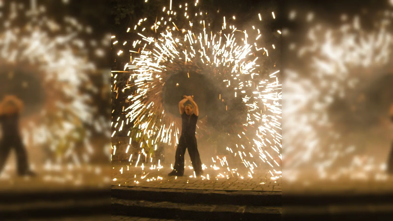 Wirbelnde Feuerbälle ist ein Element der Feuershow, die „Der Flammenwerfer“ bei der Langen Nacht um 21.30 Uhr im östlichen Markt und um 22.30 Uhr an der Dammstraße zur Aufführung bringen wird.  (Bild: Der Flammenwerfer)