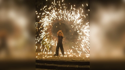 Wirbelnde Feuerbälle ist ein Element der Feuershow, die „Der Flammenwerfer“ bei der Langen Nacht um 21.30 Uhr im östlichen Markt und um 22.30 Uhr an der Dammstraße zur Aufführung bringen wird.  (Bild: Der Flammenwerfer)