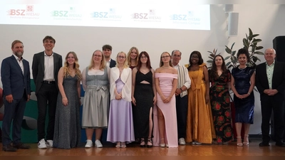 von rechts: stv. Landrat Günter Kopp, Absolventinnen und Absolventen mit Klassenleiter OStR Roland Biebl, Schulleiter OStD Thomas Metzler und 3. Bürgermeister von Wiesau André Putzlocher (Bild: André Putzlocher)