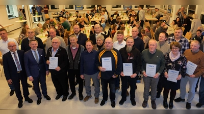 Beim Jubiläumsabend ehrte die Speinsharter CSU 31 Gemeindebürger für langjährige Mitgliedschaft. Die Auszeichnungen nahmen Staatsminister Albert Füracker, MdL Tobias Reiß, CSU-Kreisvorsitzender Landrat Andreas Meier und CSU-Ortsvorsitzender Albert Nickl vor. (Bild: Robert Dotzauer)