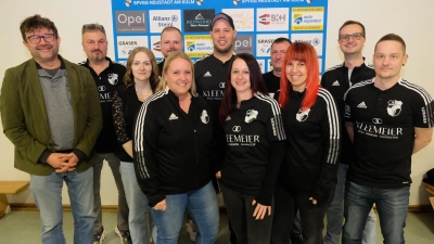 Ab sofort regiert ein Frauen-Team den „Kulm-Club”. Unser Bild zeigt die neue Führungsspitze mit dem Beirat und den Spartenleitern. Für die Stadt gratulierte Bürgermeister Wolfgang Haberberger (li).  (Bild: Robert Dotzauer)