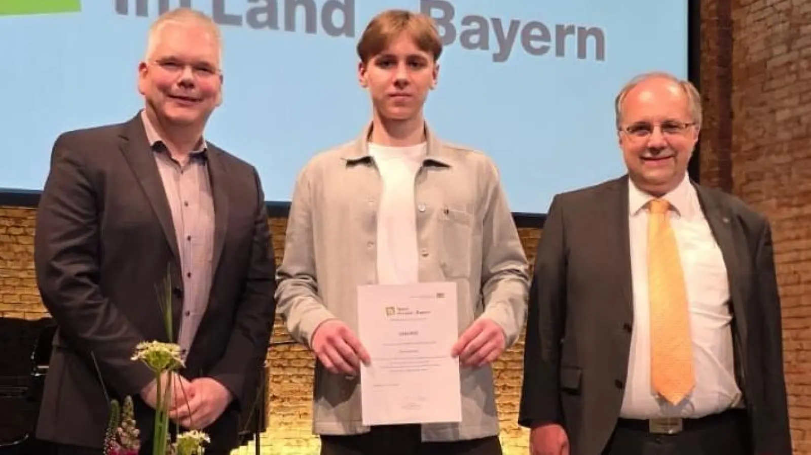 Ilja Serebrennikov (Mitte), flankiert von OStD Ulrich Zänker (links) und StD Josef Witt (rechts). (Bild: Vitaliy Serebrennikov)