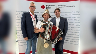 Gstanzlsänga Lucky freut sich gemeinsam mit Matthias Freund (Gebietsreferent beim BRK-Blutspendedienst) (links) und BRK-Kreisgeschäftsführer Sandro Galitzdörfer (rechts) auf eine erfolgreiche Aktion. (Bild: Eva-Maria Bühler)