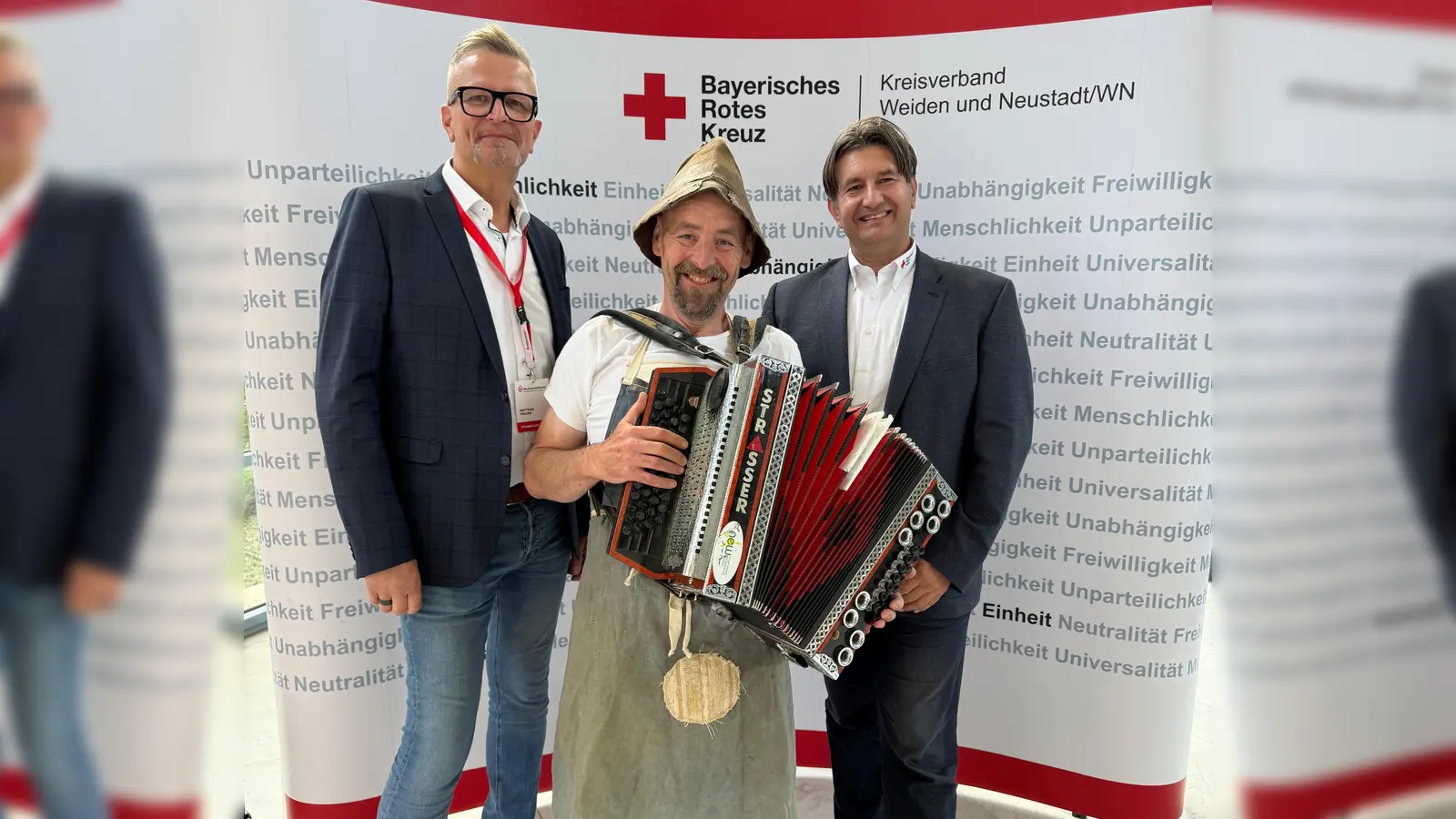 Gstanzlsänga Lucky freut sich gemeinsam mit Matthias Freund (Gebietsreferent beim BRK-Blutspendedienst) (links) und BRK-Kreisgeschäftsführer Sandro Galitzdörfer (rechts) auf eine erfolgreiche Aktion. (Bild: Eva-Maria Bühler)