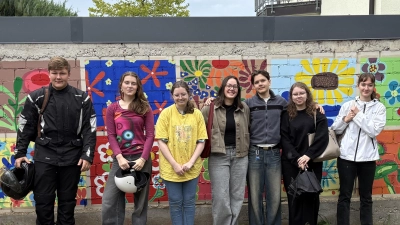 Die Schüler des Kunstkurses des Erasmus-Gymnasiums vor ihrer selbst gestalteten Wand. (Bild: Veronika Schweighart)
