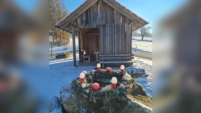 Erster gestalteter Adventskranz des Dorfes Altglashütte. (Bild: Andrea Träger)