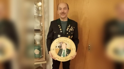 Der Preisträger Konrad Hart mit der Engelbert-Rögner Gedächtnisscheibe. (Bild: Max Bindl)