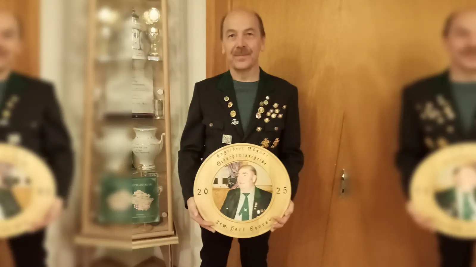 Der Preisträger Konrad Hart mit der Engelbert-Rögner Gedächtnisscheibe. (Bild: Max Bindl)