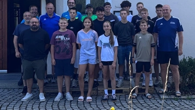 Vorne v.l.: Silva Gomez Eduardo, Debel Oliver, Lehner Franziska, Rosner Hannah, Gleißner Sebastian, Hannes Hörath Mitte v.l.: Robert Stich, Klaus Helgert, Mendel Matthias, Dawas Maged, Haßmann Samuel, Nießner Jan Hinten v.l.: Jürgen Röthig, Sebastian Küffner. Christin Hader, Jonas Liebstein, Alper Akbaba Mattheo Seuz, Danicic Vasilije (Bild: Gerhard Laab )