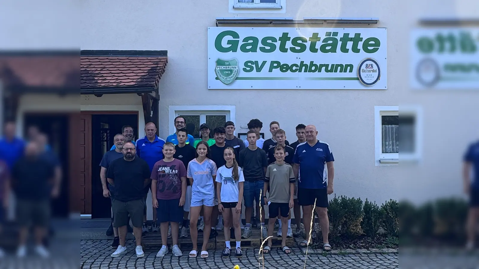 Vorne v.l.: Silva Gomez Eduardo, Debel Oliver, Lehner Franziska, Rosner Hannah, Gleißner Sebastian, Hannes Hörath Mitte v.l.: Robert Stich, Klaus Helgert, Mendel Matthias, Dawas Maged, Haßmann Samuel, Nießner Jan Hinten v.l.: Jürgen Röthig, Sebastian Küffner. Christin Hader, Jonas Liebstein, Alper Akbaba Mattheo Seuz, Danicic Vasilije (Bild: Gerhard Laab )