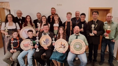 Den neuen Hoheiten, Meistern, Pokal- und Scheibengewinnern gratulieren Gauschützenmeister Wolfgang Weiß und Bürgermeister Ludwig Biller (Hintere Reihe Zweiter und Vierter von links). (Bild: Siegfried Bock)