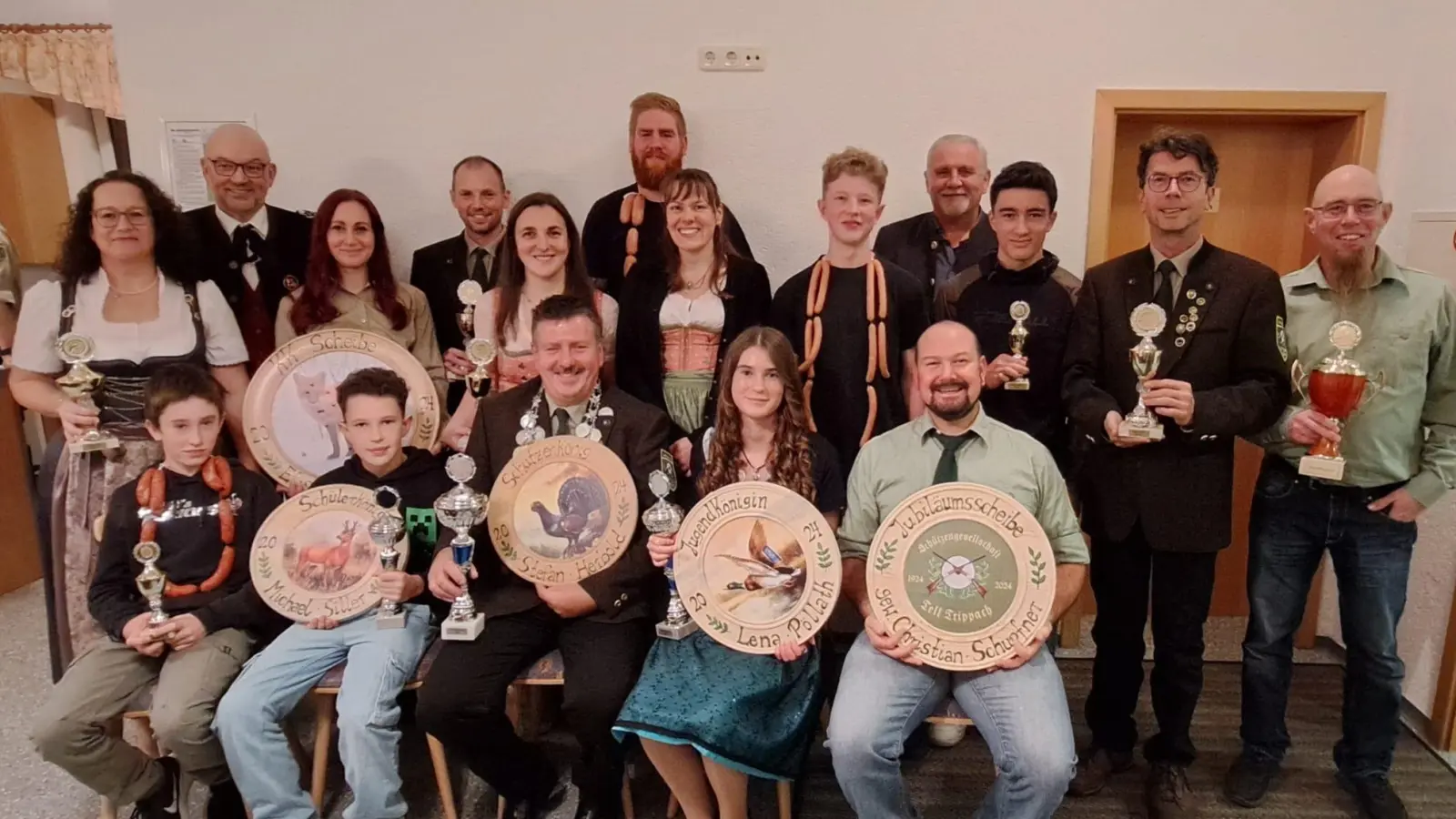 Den neuen Hoheiten, Meistern, Pokal- und Scheibengewinnern gratulieren Gauschützenmeister Wolfgang Weiß und Bürgermeister Ludwig Biller (Hintere Reihe Zweiter und Vierter von links). (Bild: Siegfried Bock)