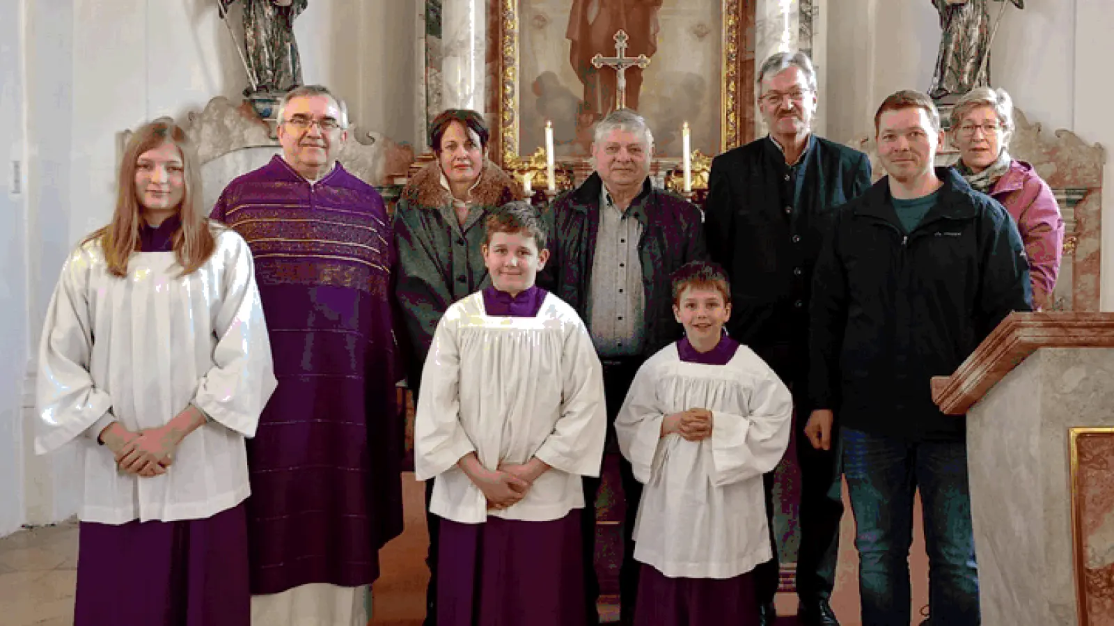 Pfarrer Slawomir Niemzceweski, Irene Hofmeister-Sperl, Martin Färber, Johannes Bösl und Agnes Graf (hinten von links) bei der Verabschiedung von Josef Donhauser (hinten Mitte) aus der Kirchenverwaltung Thanheim  (Bild: Lothar Trager)