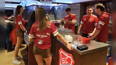 Festdamen des SC als hübsche Bedienungen im neuen Jubiläumsshirt. (Bild: Armin Goschler)