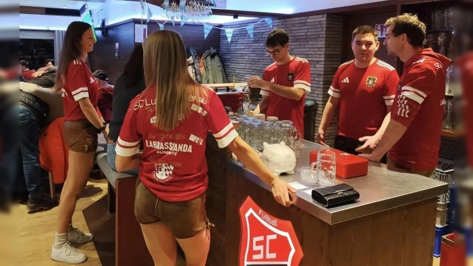 Festdamen des SC als hübsche Bedienungen im neuen Jubiläumsshirt. (Bild: Armin Goschler)