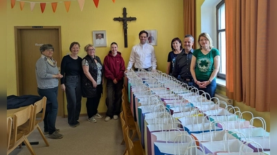 Mitglieder des Pfarrgemeinderates packten die Osterpäckchen (v.l. Monika Widmann, Gemeindereferentin Regina Probst, Alexandra März, Praktikantin Sarah Kredler, Pfarrer Dominik Mitterer, Conny Schlegl, Ludwig Nerb und Sabine Ederer).  (Bild: Birgit Kopf)