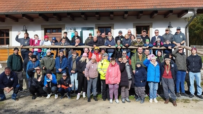 Die Behinderten mit ihren Betreuern, den Verbandsmitgliedern der Bezirksjugend Mittelfrankens, den Helfern des Fischereivereins Neunburg v. Wald und Bürgermeister Martin Birner.  (Bild: Ludwig Dirscherl )