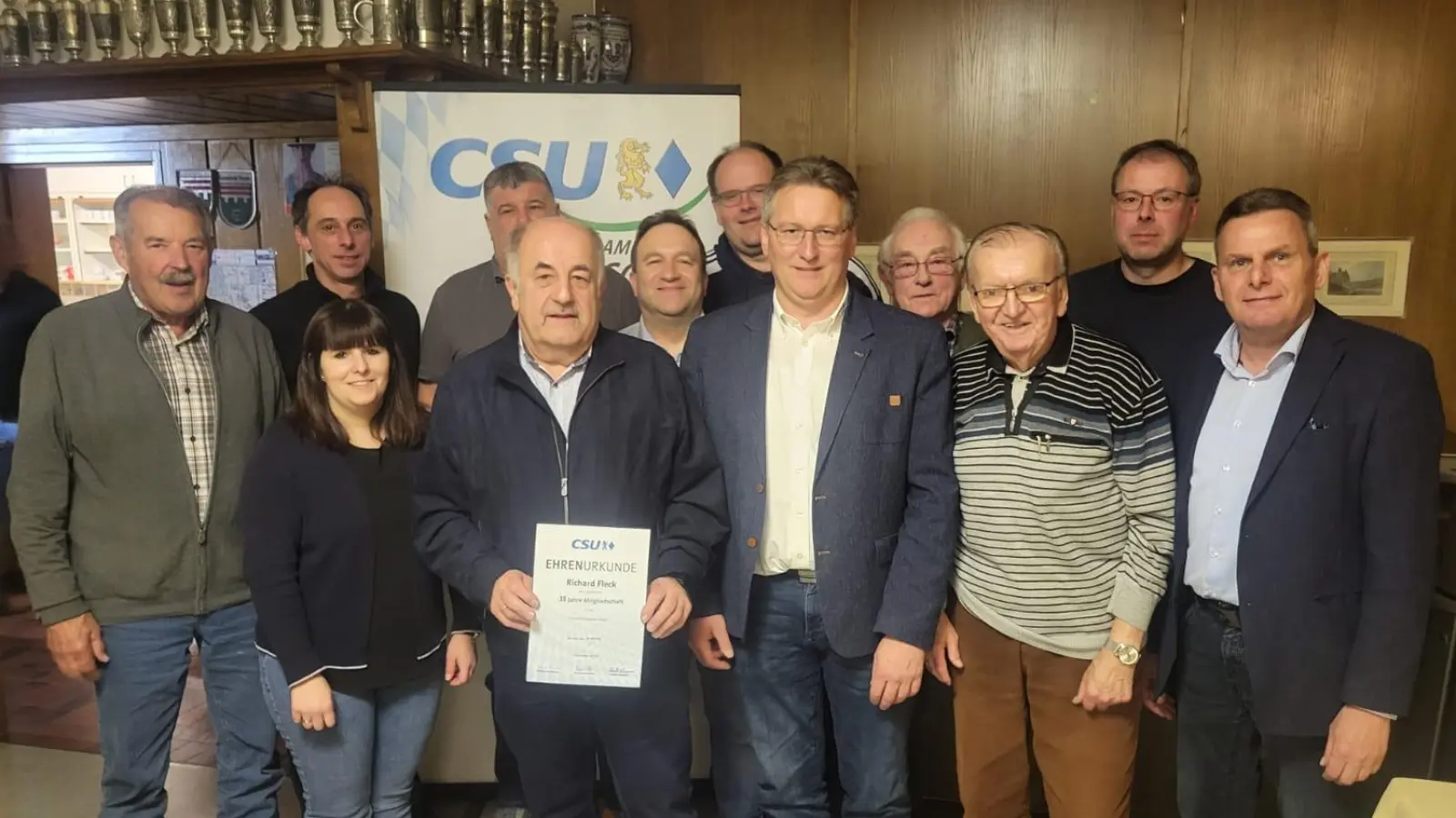 Die neue Vorstandschaft bei der CSU Teunz, auch Ehrungen wurden durchgeführt.  (Bild: Martin Heinrich)