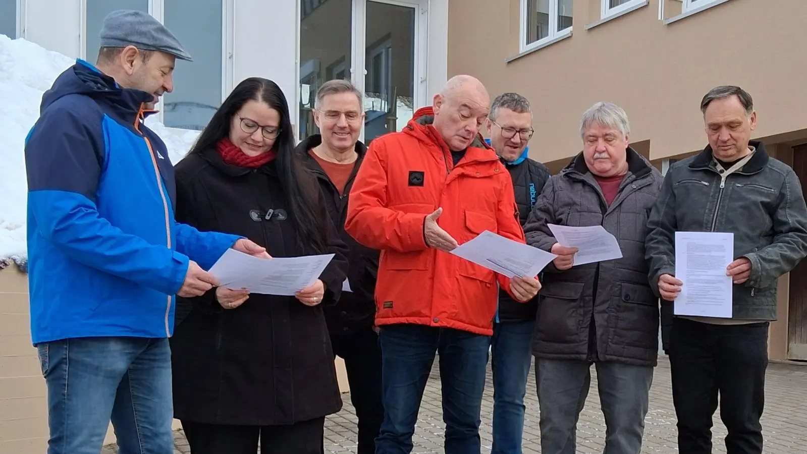 Bildbeschreibung: v.l. BGM Hans Ram (Ensdorf), Pamela Schwendtner, Albert Stepper, 3. BGM Gerhard Schnabel (Rieden), Norbert Domogalla, MR Josef Spies (Rieden), Alois Flierl (Bild: Georg Söldner)