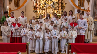 Klassenlehrerin Frau Christina Decker, Mesnerin Marianne Pflug, Erstkommunion-Kinder mit Ministranten, Pfarrvikar Kenneth Onuoha und Pfarrer Herbert Rösl (von links). (Bild: Theresa Hammer)