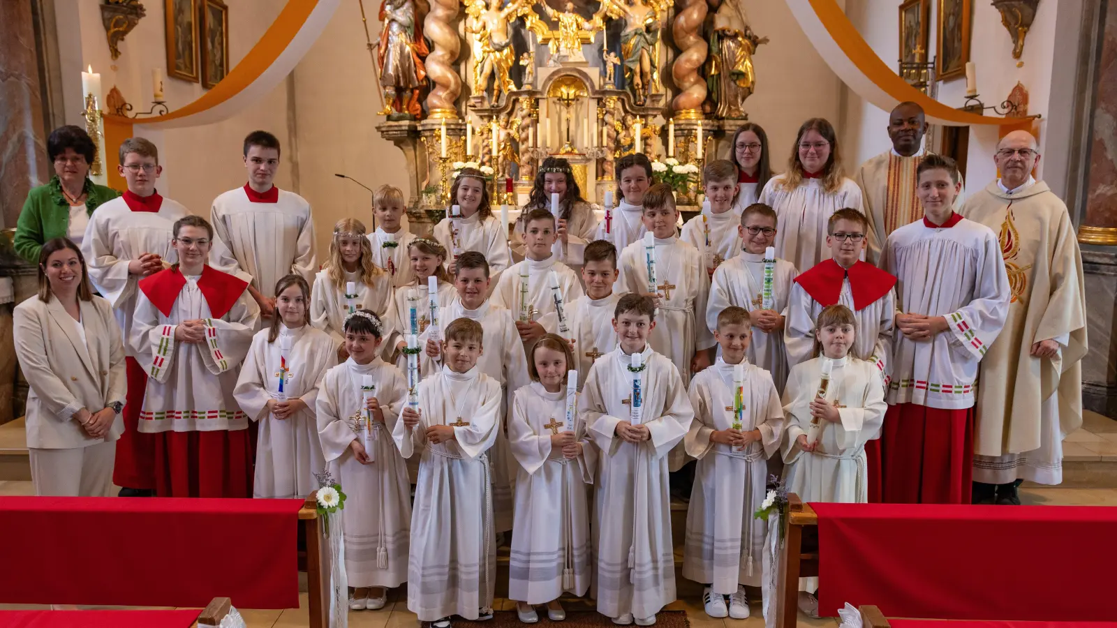 Klassenlehrerin Frau Christina Decker, Mesnerin Marianne Pflug, Erstkommunion-Kinder mit Ministranten, Pfarrvikar Kenneth Onuoha und Pfarrer Herbert Rösl (von links). (Bild: Theresa Hammer)