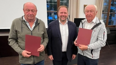 Ehrung der Mitglieder Franz und Maximilian Wächter durch Landrat Hubert Schicker. (Bild: Maximilian Roth)
