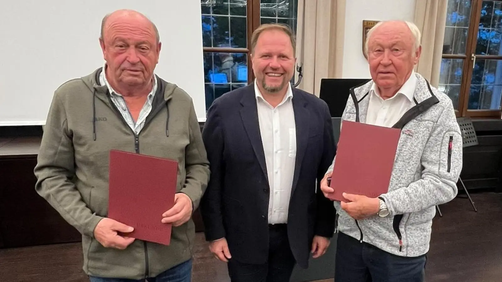 Ehrung der Mitglieder Franz und Maximilian Wächter durch Landrat Hubert Schicker. (Bild: Maximilian Roth)