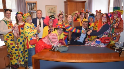 „Danke lieber Peter für all die Jahre” - 24 Jahre war Bürgermeister Peter Braun am Unsinnigen Donnerstag Gastgeber für die Schmidmühlener Kasperwelt gewesen, die zum Krawattenabschneiden ins Rathaus gekommen waren. Doch vorher wurde ihm nochmals das Krawattl zurechtgestützt, ehe man in den Sitzungssaal zu einem „Faschingsfestakt” wechselte. <br> (Bild: Paul Böhm)