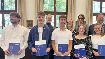 Die ausgezeichneten Schülerinnen und Schüler mit ihren Lehrkräften, Musikschulleitung und Landrat (von links: Niklas Moser, Paul Gleißner, Regina Frank, Simeon Franz, Laura Demjan,Viktoria Obermeier, Luisa Hellerl, Marie Müller, Hubert Schicker) (Bild: Christiane Zeigler)