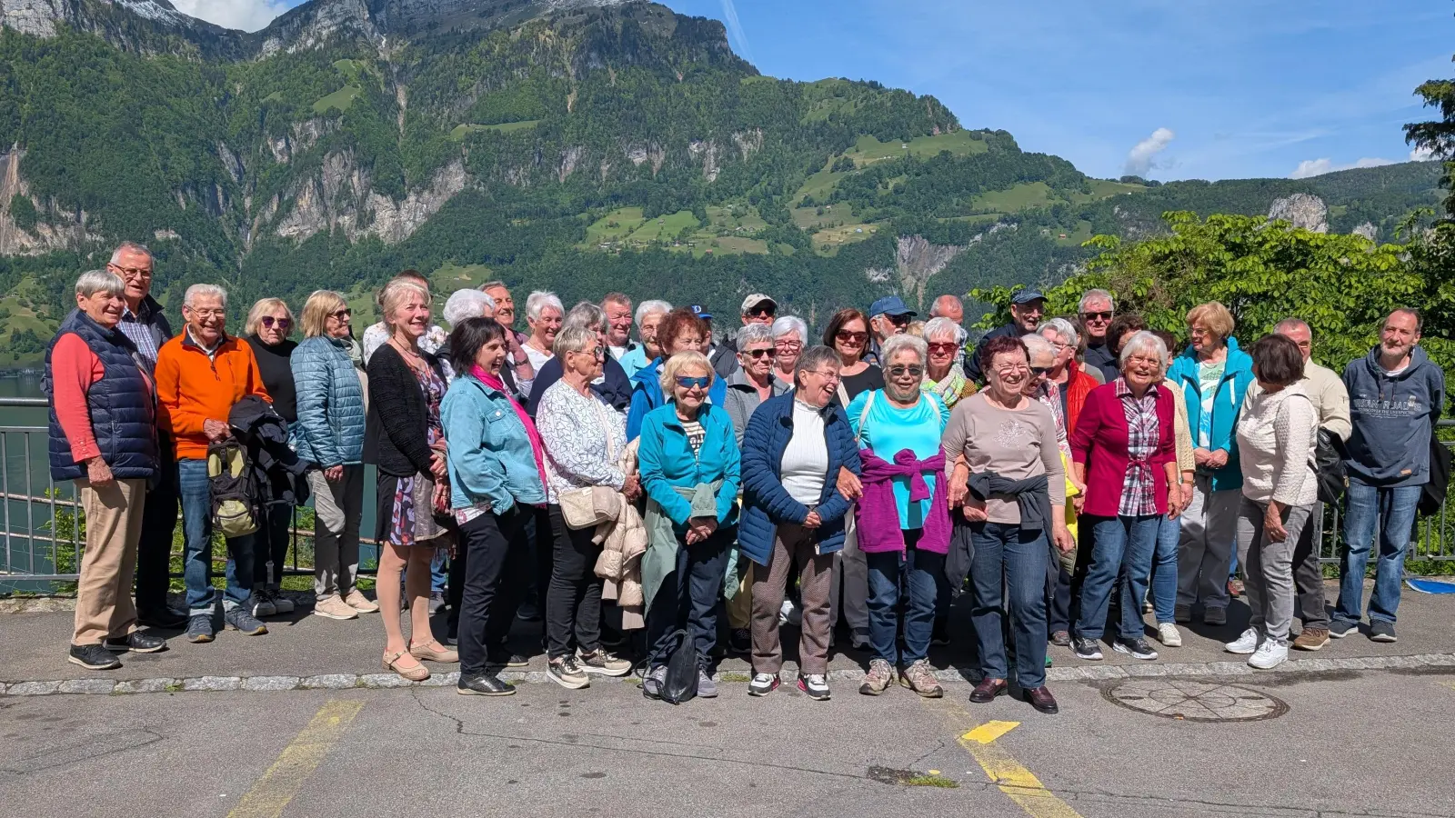 Reisegruppe auf der Tellplatte. (Bild: Rudolf Haupt)