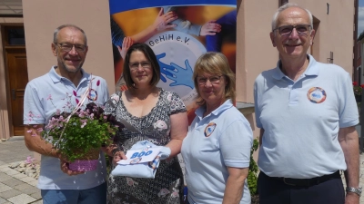 Karl Lorenz, Elisabeth Gottsche und Joachim Sertl nahmen Marion Debnar mit Blumen, Vereinstrikot und der Mitgliednummer 1031 in „GeHiH” auf (Bild: Walther Hermann)