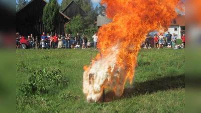 Vorführung eines Fettbrandes (Bild: Stefanie Siller)
