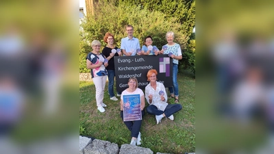 Der Kirchenvorstand und Pfarrer Michael Kelinske laden herzlich zum Gemeindefest unter dem Glockenturm ein. (Auf dem Bild von links nach rechts - hinten: Christa Illing, Hildegard Heinold, Pfarrer Michael Kelinske, Beatrix Fux, Margit Helfrecht - vorne von links nach rechts: Wilma Straßberger, Gabi Rubenbauer). (Bild: Gabriele Rubenbauer)