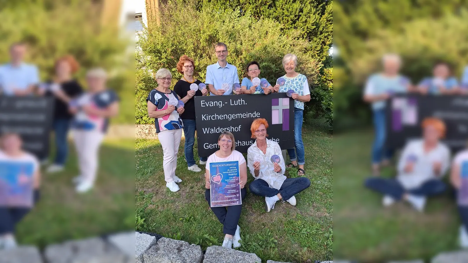 Der Kirchenvorstand und Pfarrer Michael Kelinske laden herzlich zum Gemeindefest unter dem Glockenturm ein. (Auf dem Bild von links nach rechts - hinten: Christa Illing, Hildegard Heinold, Pfarrer Michael Kelinske, Beatrix Fux, Margit Helfrecht - vorne von links nach rechts: Wilma Straßberger, Gabi Rubenbauer). (Bild: Gabriele Rubenbauer)