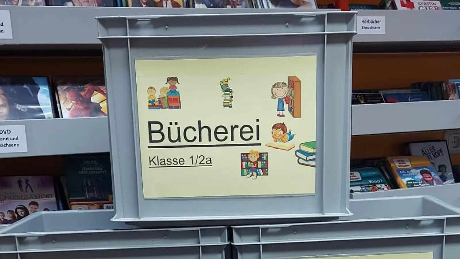 Die Bücherkisten für die Erbendorfer Grundschulkinder sind gepackt. (Bild: Anita Benkhardt)