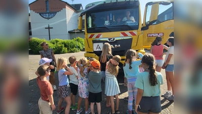Im Führerhaus sitzend konnten die Mädchen und Jungen selbst erfahren, dass die anderen Kinder direkt vor dem Fahrzeug oder im toten Winkel des LKWs nicht zu sehen sind.  (Bild: Bettina Michl)