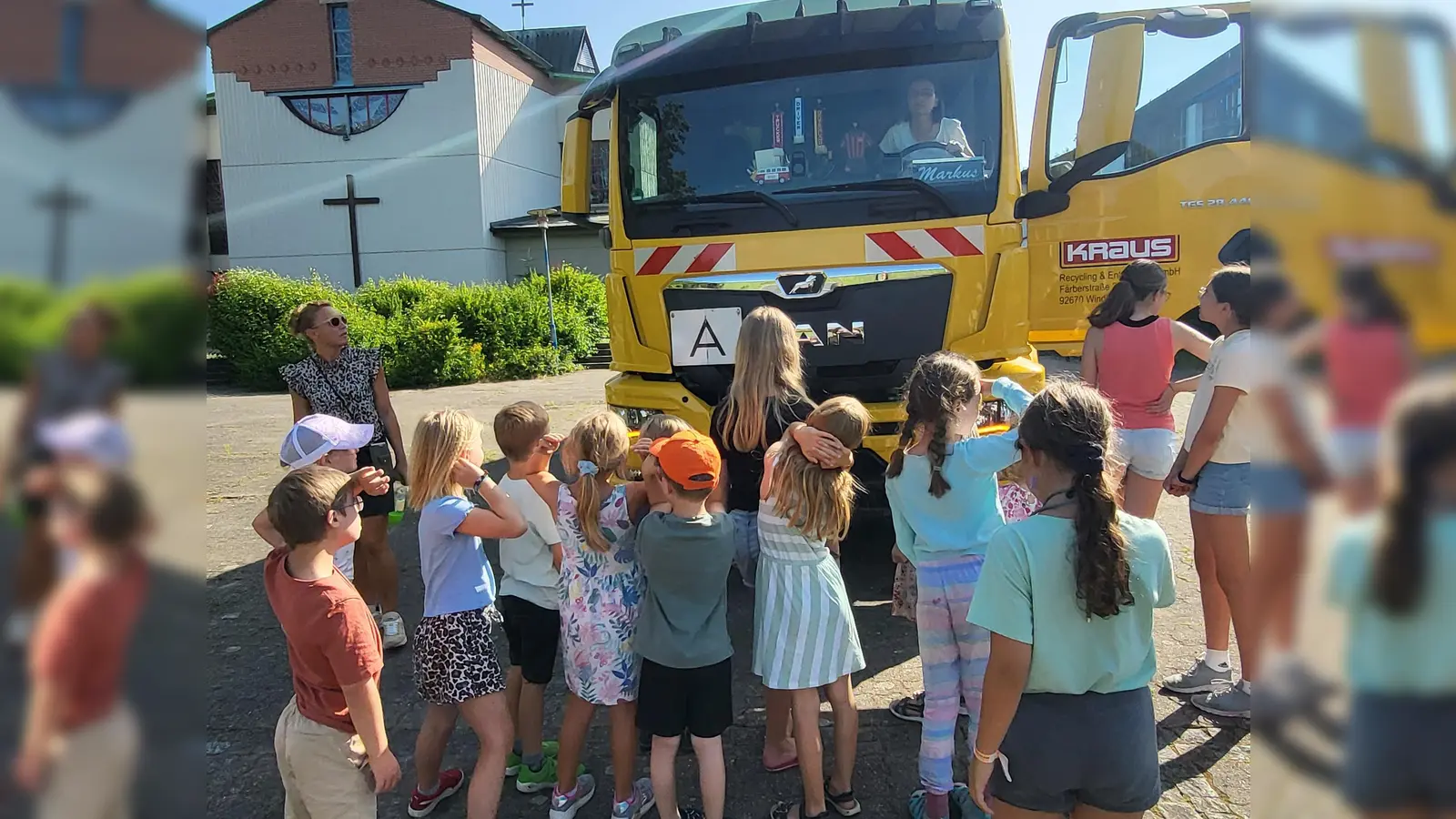 Im Führerhaus sitzend konnten die Mädchen und Jungen selbst erfahren, dass die anderen Kinder direkt vor dem Fahrzeug oder im toten Winkel des LKWs nicht zu sehen sind.  (Bild: Bettina Michl)