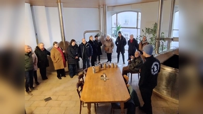 Xaver Bruckmüller (rechts ) erklärt den Besuchern aus den BLLV-Kreisverbänden Sulzbach-Rosenberg und Vilseck den Brauvorgang. (Bild: Martin Sekura)