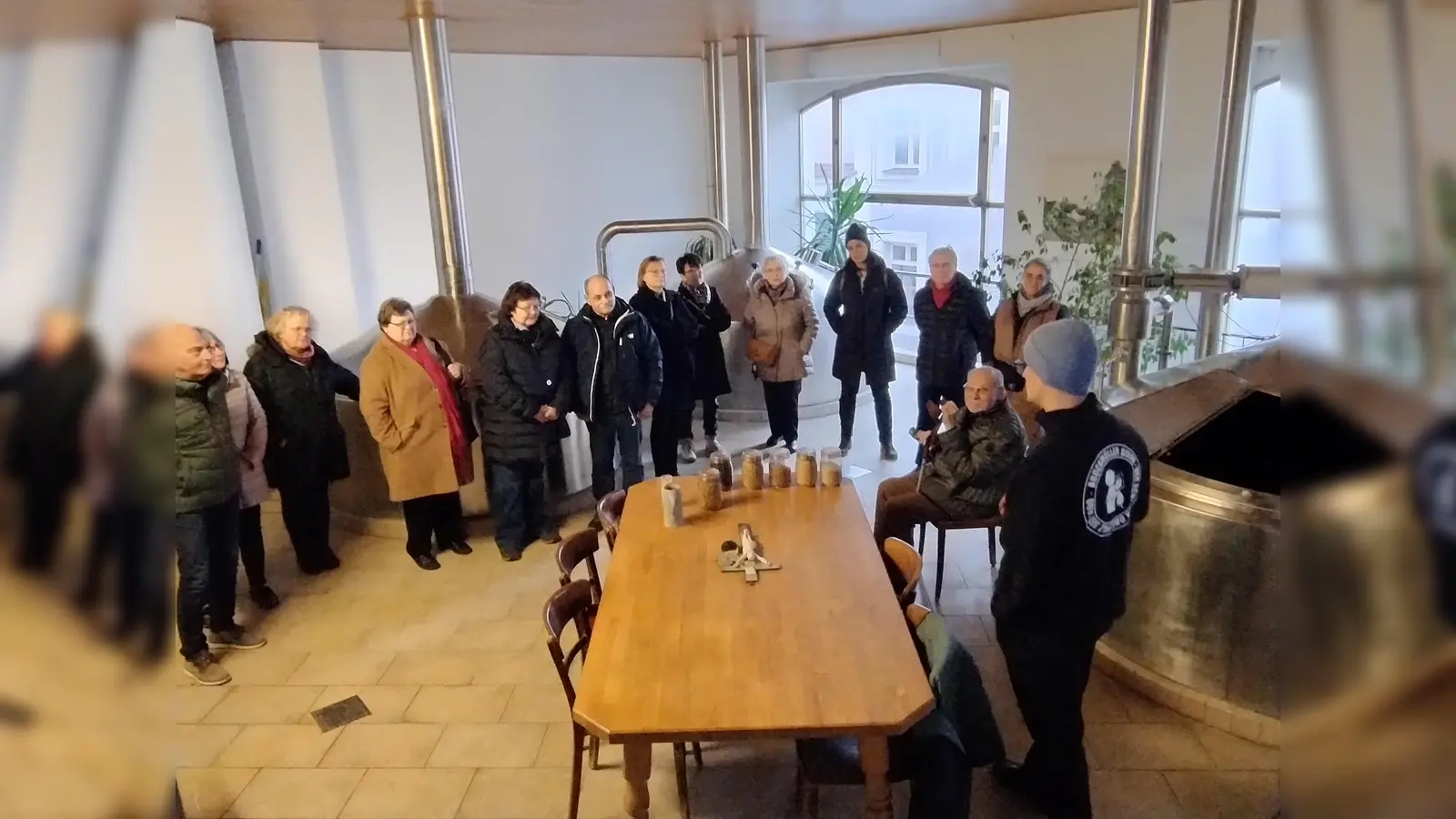 Xaver Bruckmüller (rechts ) erklärt den Besuchern aus den BLLV-Kreisverbänden Sulzbach-Rosenberg und Vilseck den Brauvorgang. (Bild: Martin Sekura)