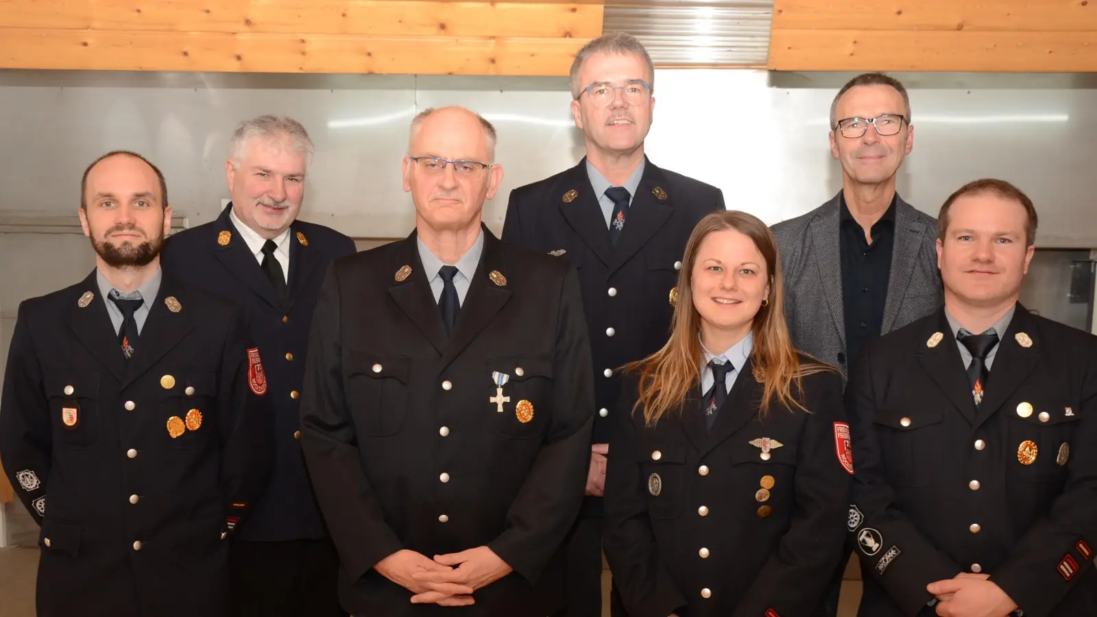 2. Kommandat Johannes Neidel, KBI Hans Sperber, Vorstand und Gehrter Stefan Regler, Geehrte Hans Pickelmann und Sophie Aures, Bürgermeister Peter Achatzi und Kommandant Markus Sperber. (Bild: Erwin Kolb)