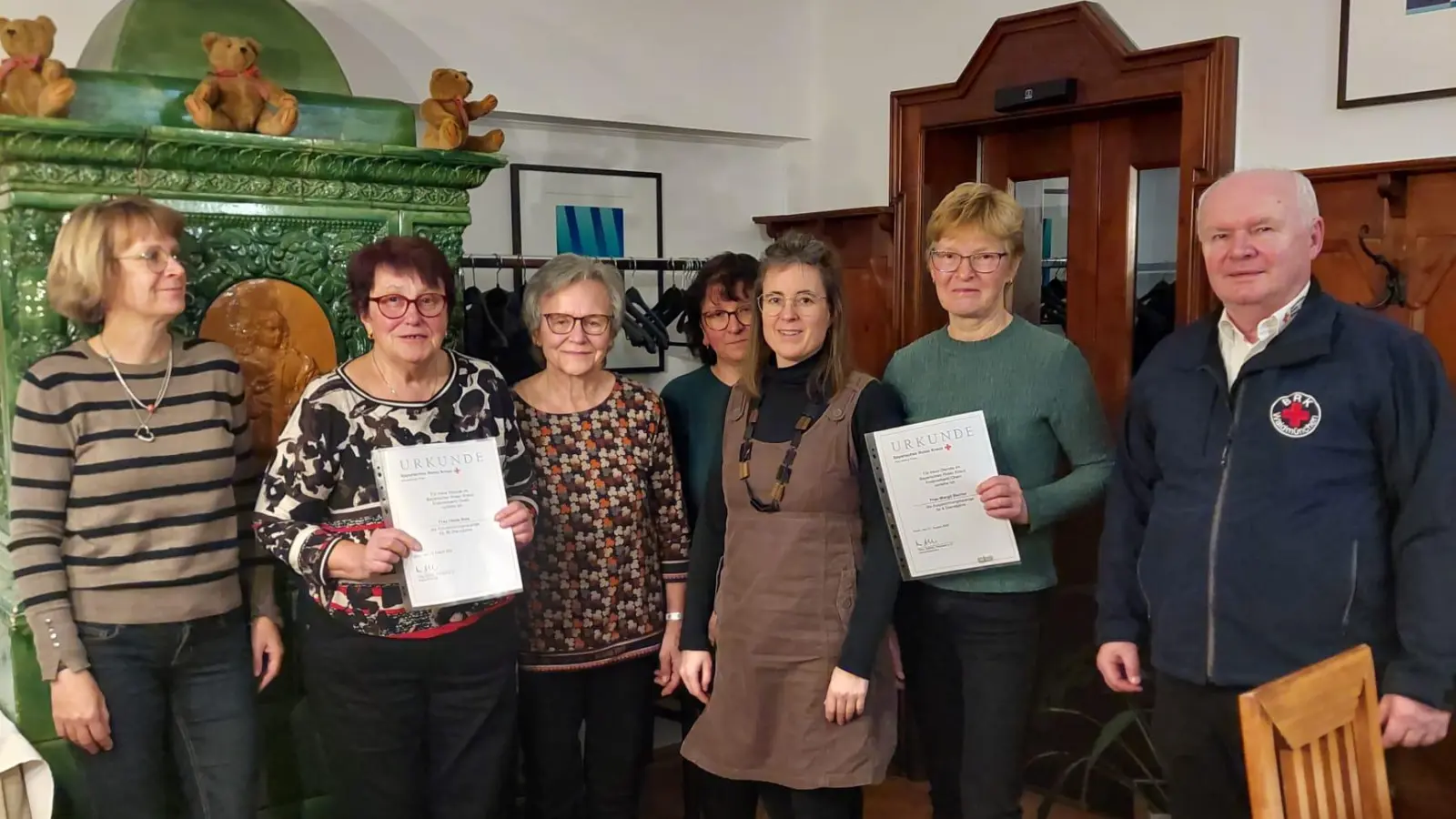 Zwei langjährige Helferinnen vom Frauenarbeitskreis wurden für langjährige Treue Mitarbeit geehrt. Heid Betz 30 Jahre (2.v. links) und Margit Becher 5 Jahre (2.v. rechts) Mit anwesend (v. rechts) Martina Betz-Frech, Margit Schafbauer, Lisa Ulschmid, Stefanie Schafbauer und Dr. Peter Hering. (Bild: Andreas Urban)