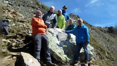 Gedenktafel für Wolfgang Müller auf dem Weg zur Ahornspitze/Zillertag auf 2700 m Höhe, angebracht von<br>v.l.n.r Reliefkünstler Herbert Weissmüller, Siegfried Lindner, Hartmut Schnuchel, Franz-Xaver Beer, Carola Kipferl, Herbert Baumann. Bild: Sabina Beer  (Bild: Herbert Baumann)