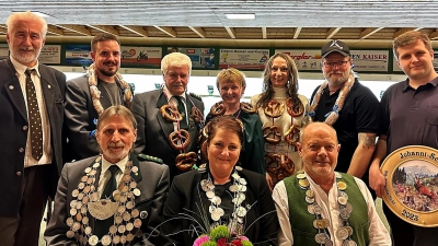 Das sind die neuen Könige der Schützengesellschaft Hubertus Weiden: Günter Wagenpfeil, Anja Nickl und Richard Gallitzendorfer (vorne, von links). Dahinter die Platzierten und rechts der Gewinner der Johannischeibe, Stefan Bergler. (Bild: R. Kreuzer)