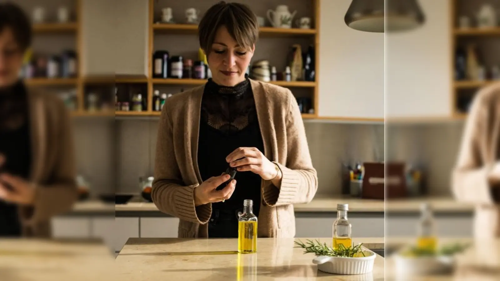 Ramona Hösl bei der Verwendung von ätherischen Ölen (Bild: Ramona Hösl)