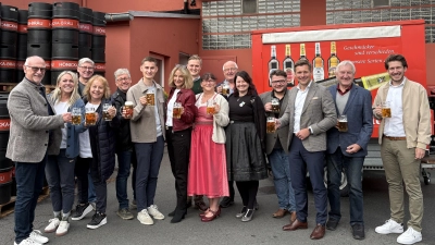 Erster Bürgermeister Nicolas Lahovnik gemeinsam mit Mitgliedern des Stadtrats, Vertretern der Stadt Wunsiedel und des Gewerbeforums bei der diesjährigen Bierprobe für das Wunsiedler Wiesenfest.  (Bild: Hanna Kaßeckert)