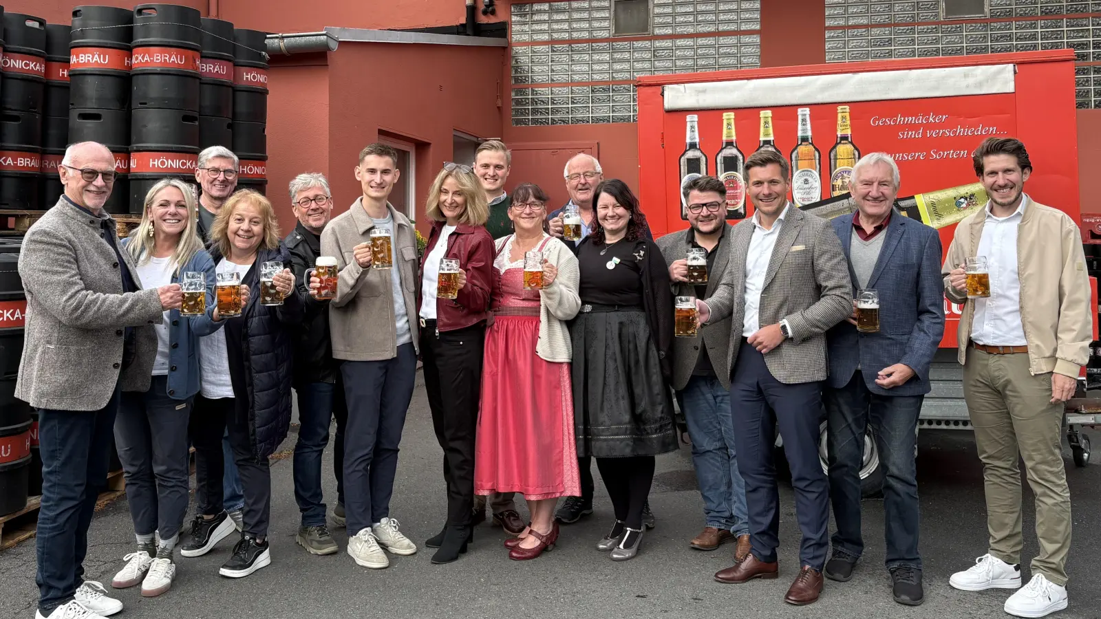 Erster Bürgermeister Nicolas Lahovnik gemeinsam mit Mitgliedern des Stadtrats, Vertretern der Stadt Wunsiedel und des Gewerbeforums bei der diesjährigen Bierprobe für das Wunsiedler Wiesenfest.  (Bild: Hanna Kaßeckert)
