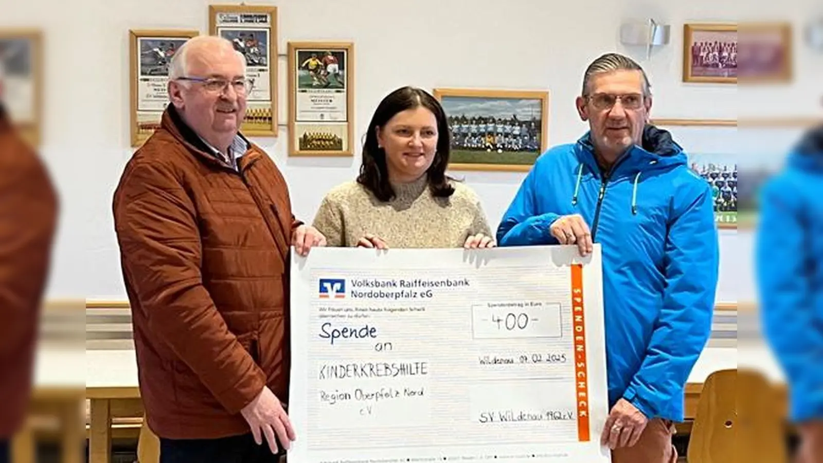 Auf dem Bild: Herbert Putzer (Kinderkrebshilfe), Angelika Zeitler und Peter Schieder (beide Sportverein Wildenau). (Bild: Peter Wittmann)